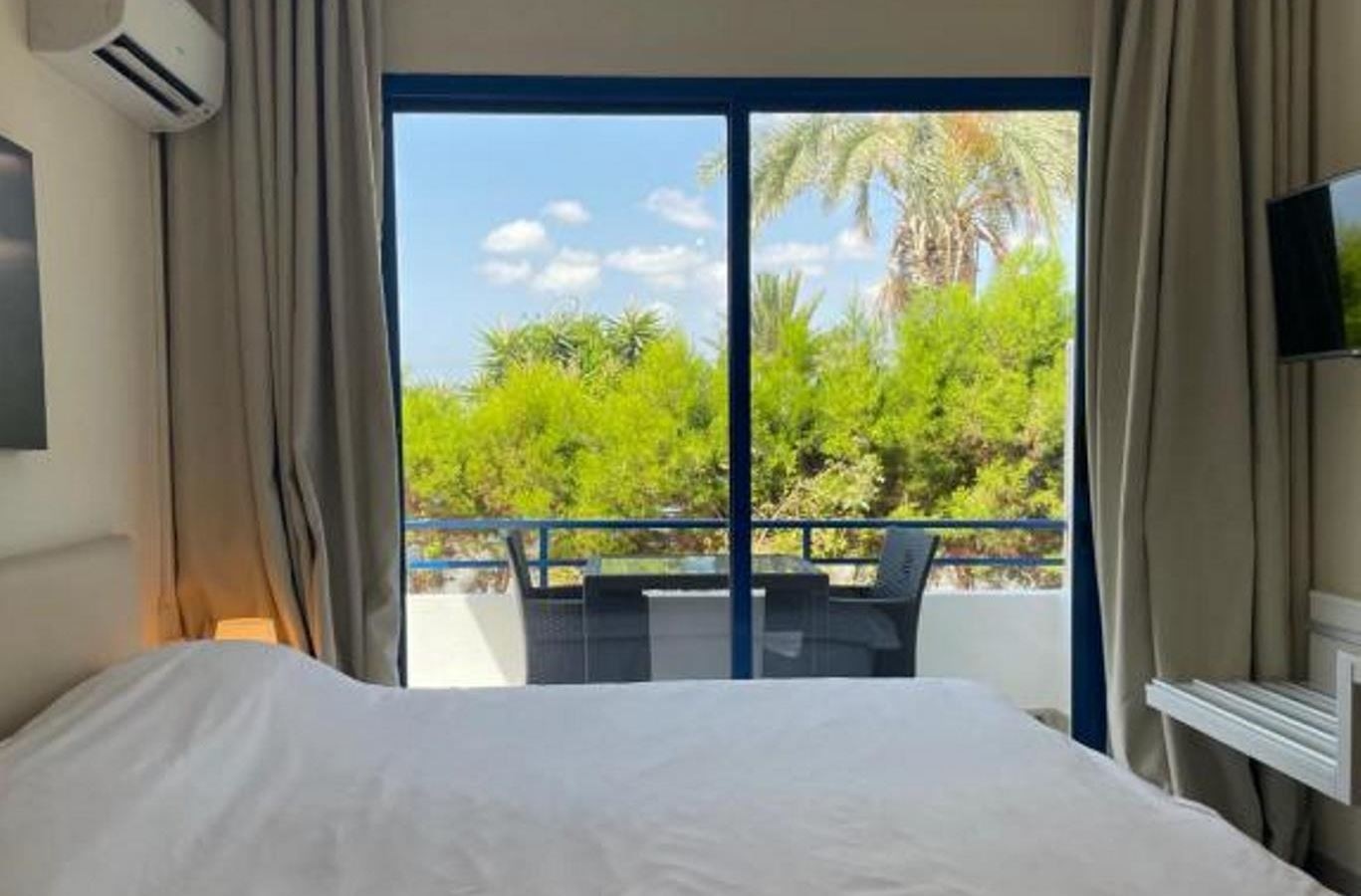 rooms-standard-studio-gardenview-balcony