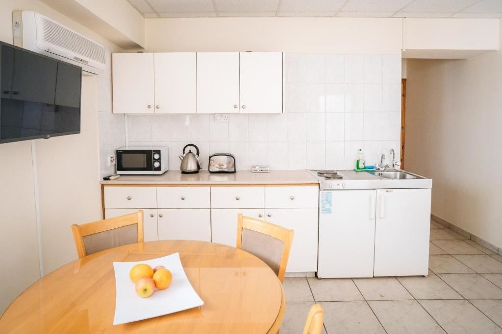 rooms-1-bedroom-standard-apartment-seaview-balcony-or-terrace