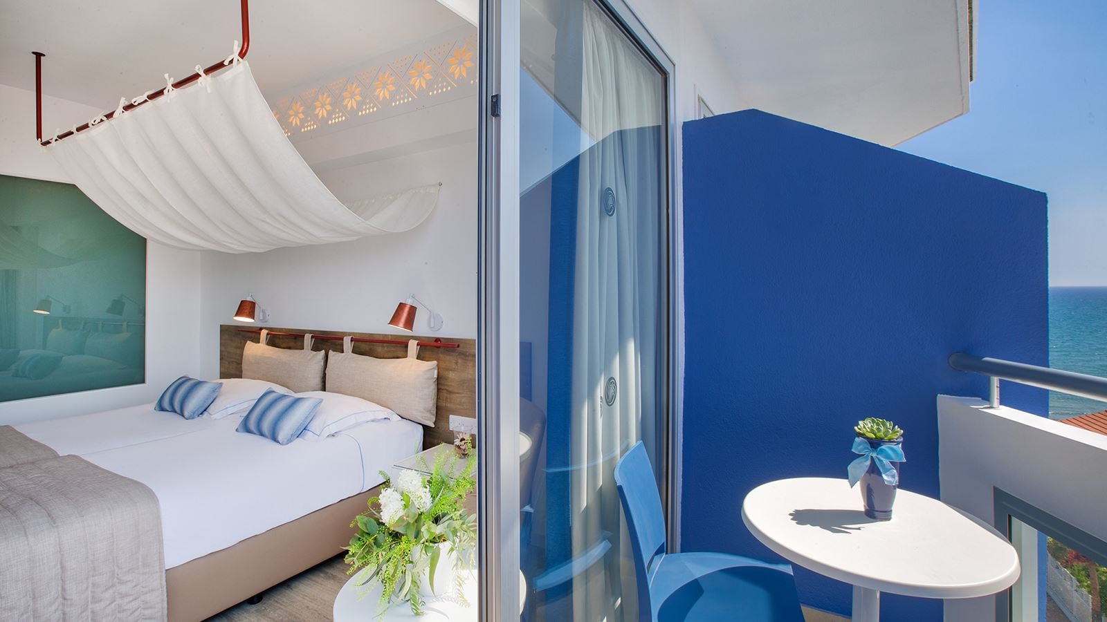 rooms-superior-room-lateralseaview-balcony