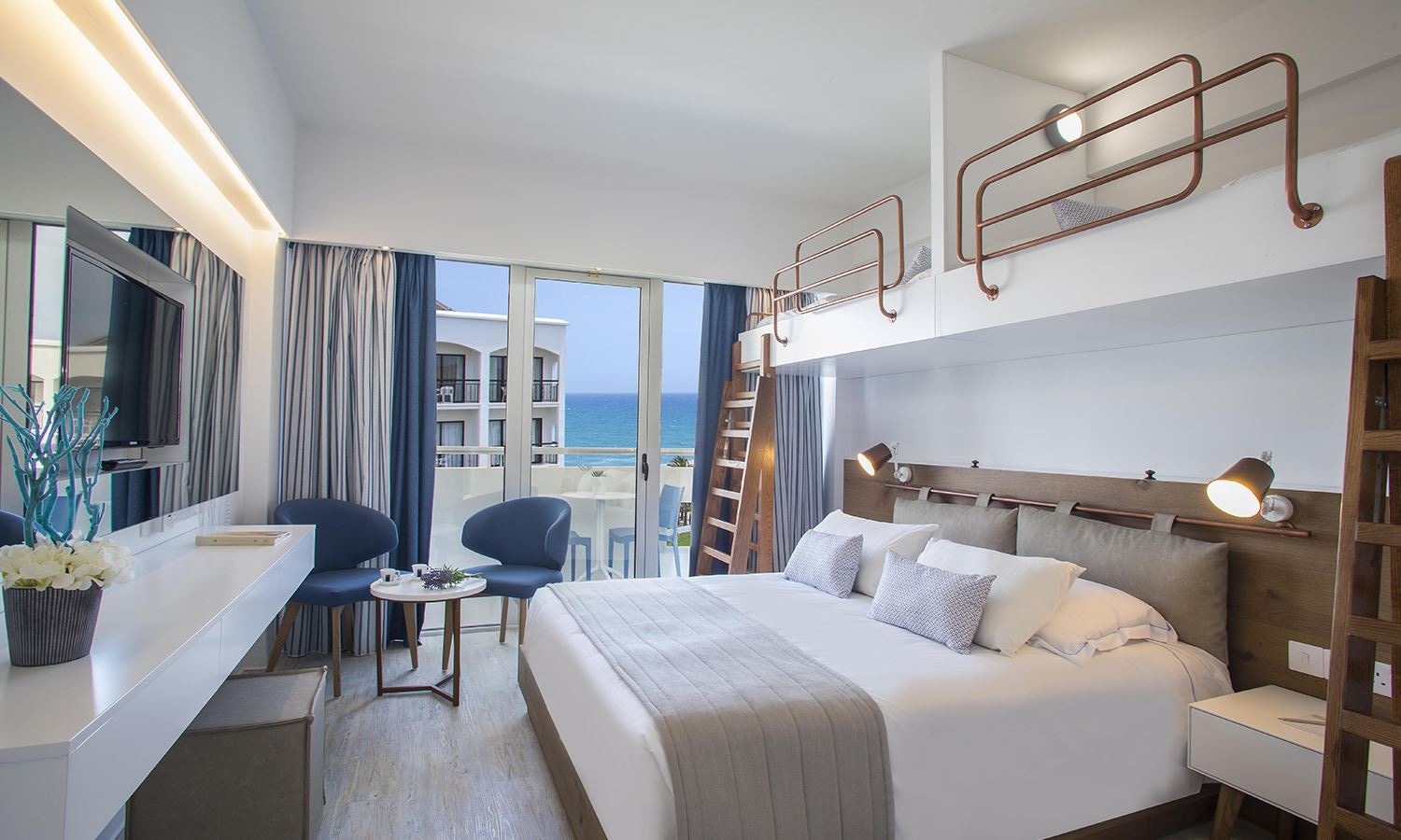 rooms-standard-familyroom-lateralseaview-balcony