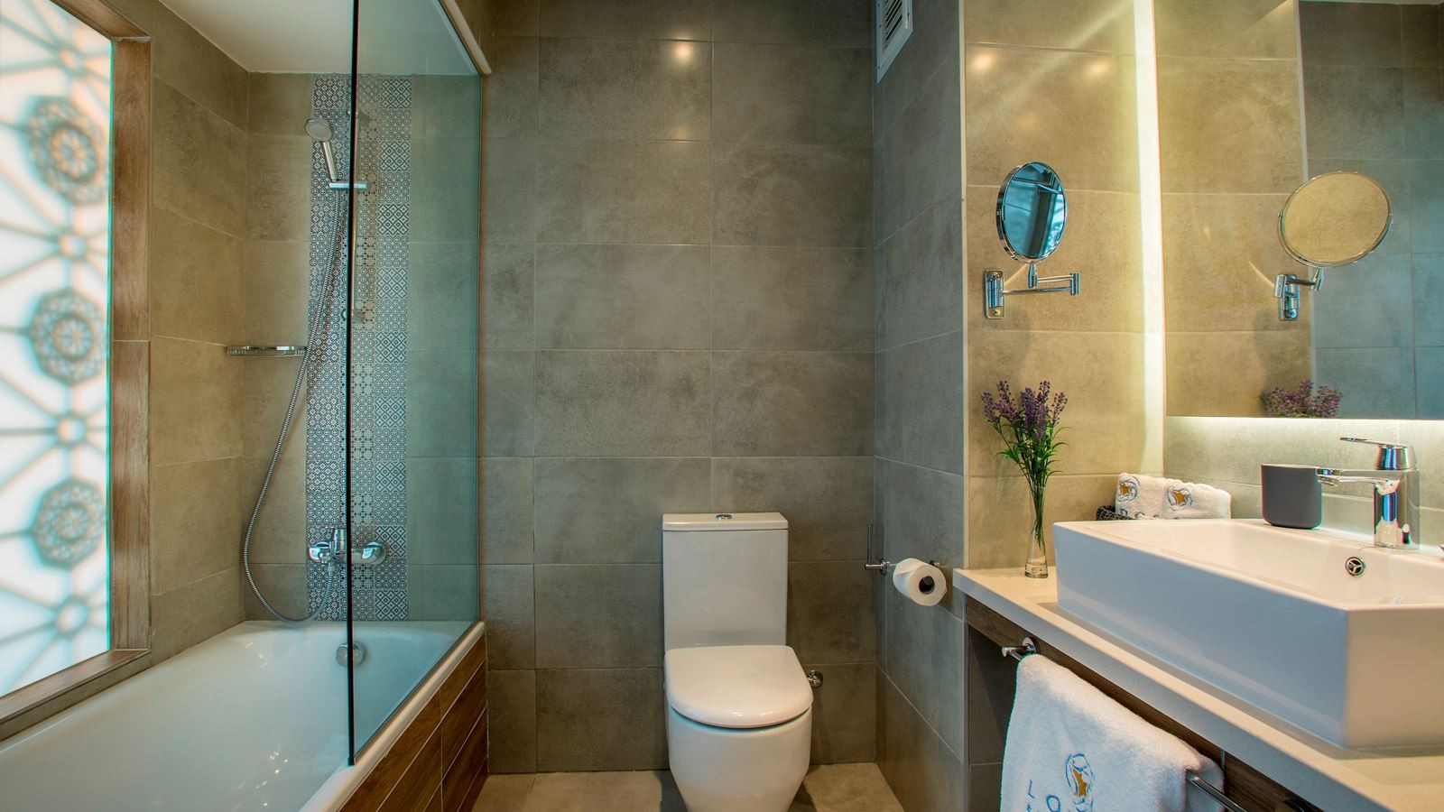 rooms-superior-room-lateralseaview-balcony