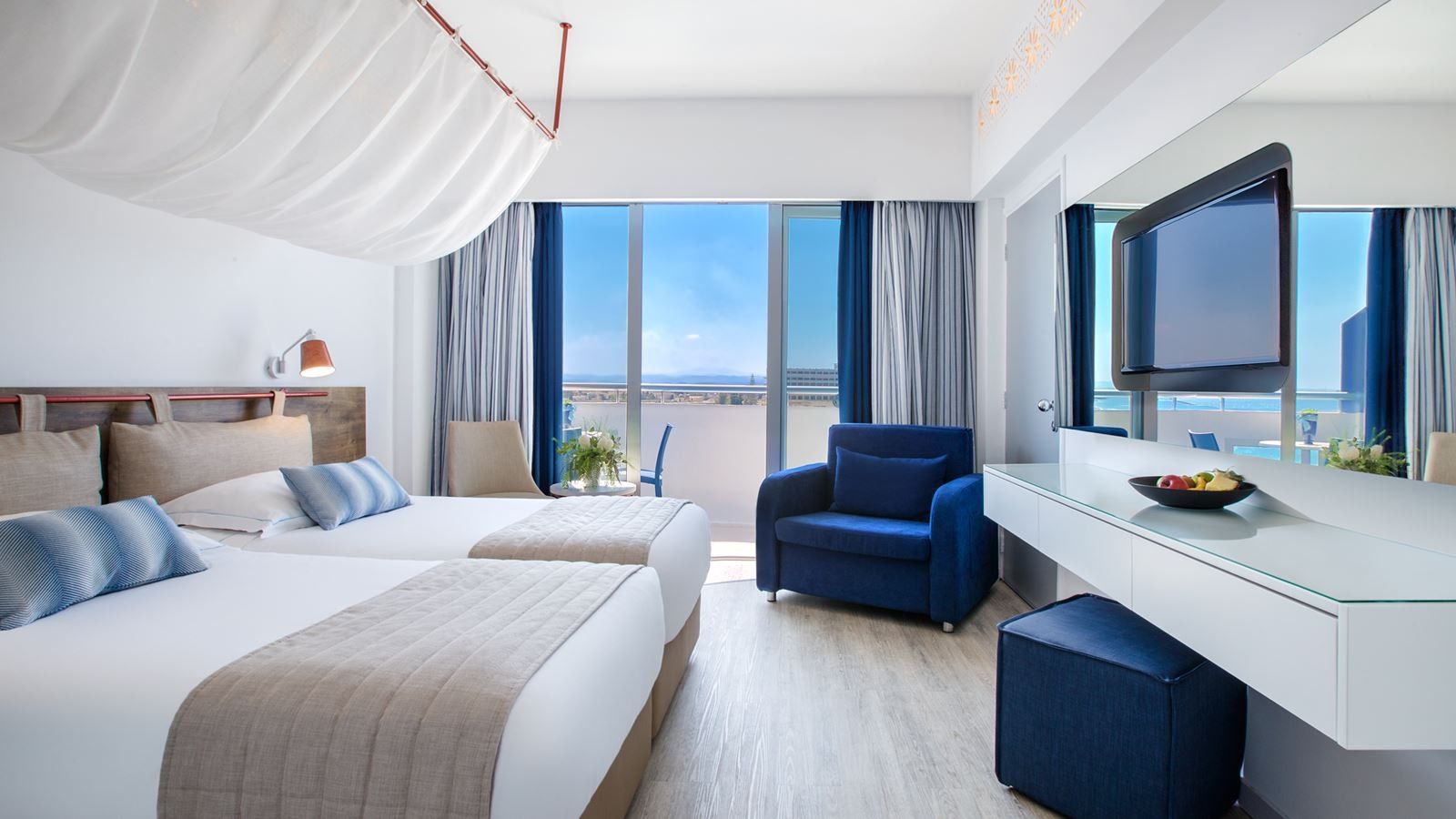 rooms-superior-room-lateralseaview-balcony