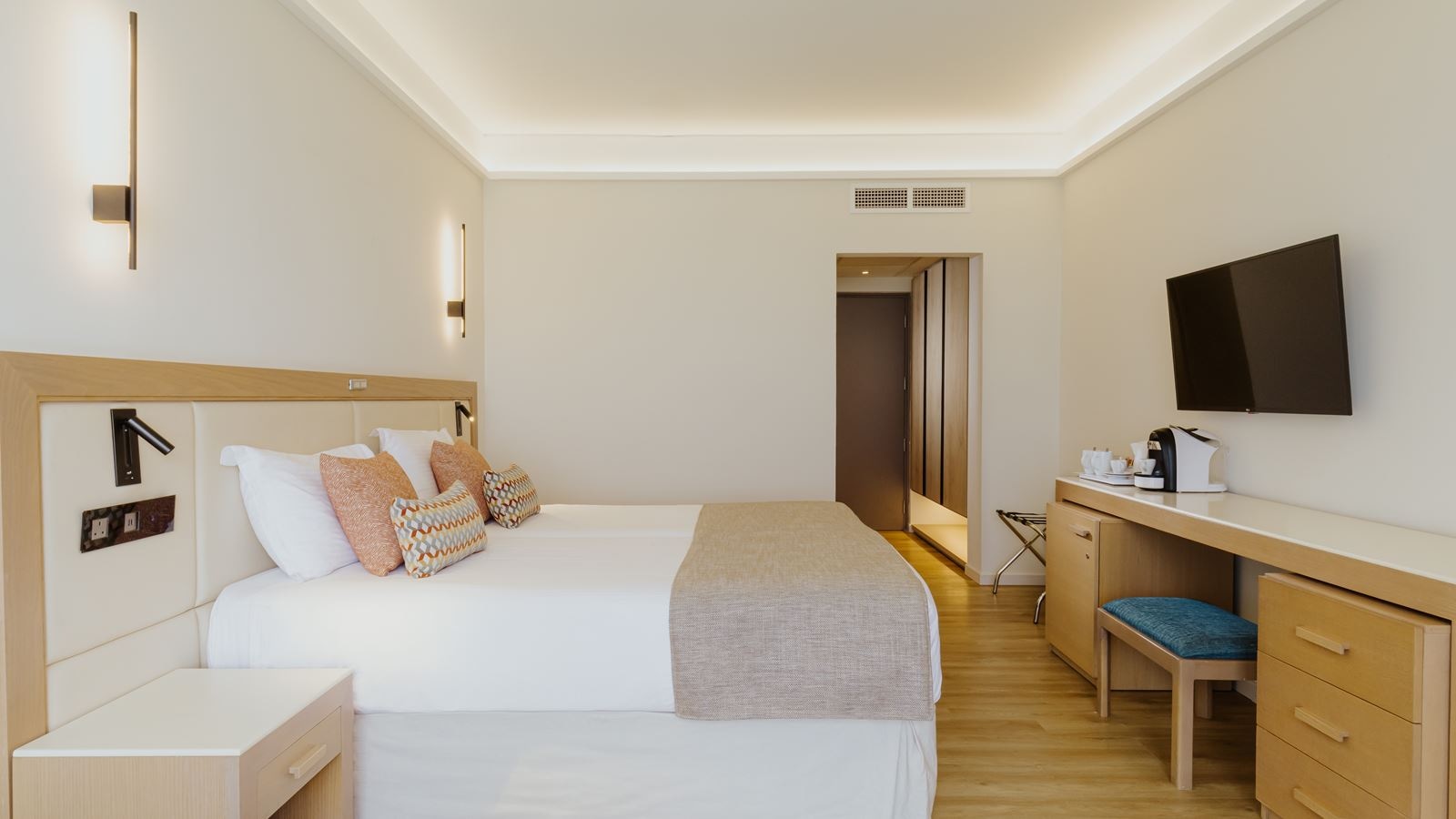 rooms-superior-room--balcony-