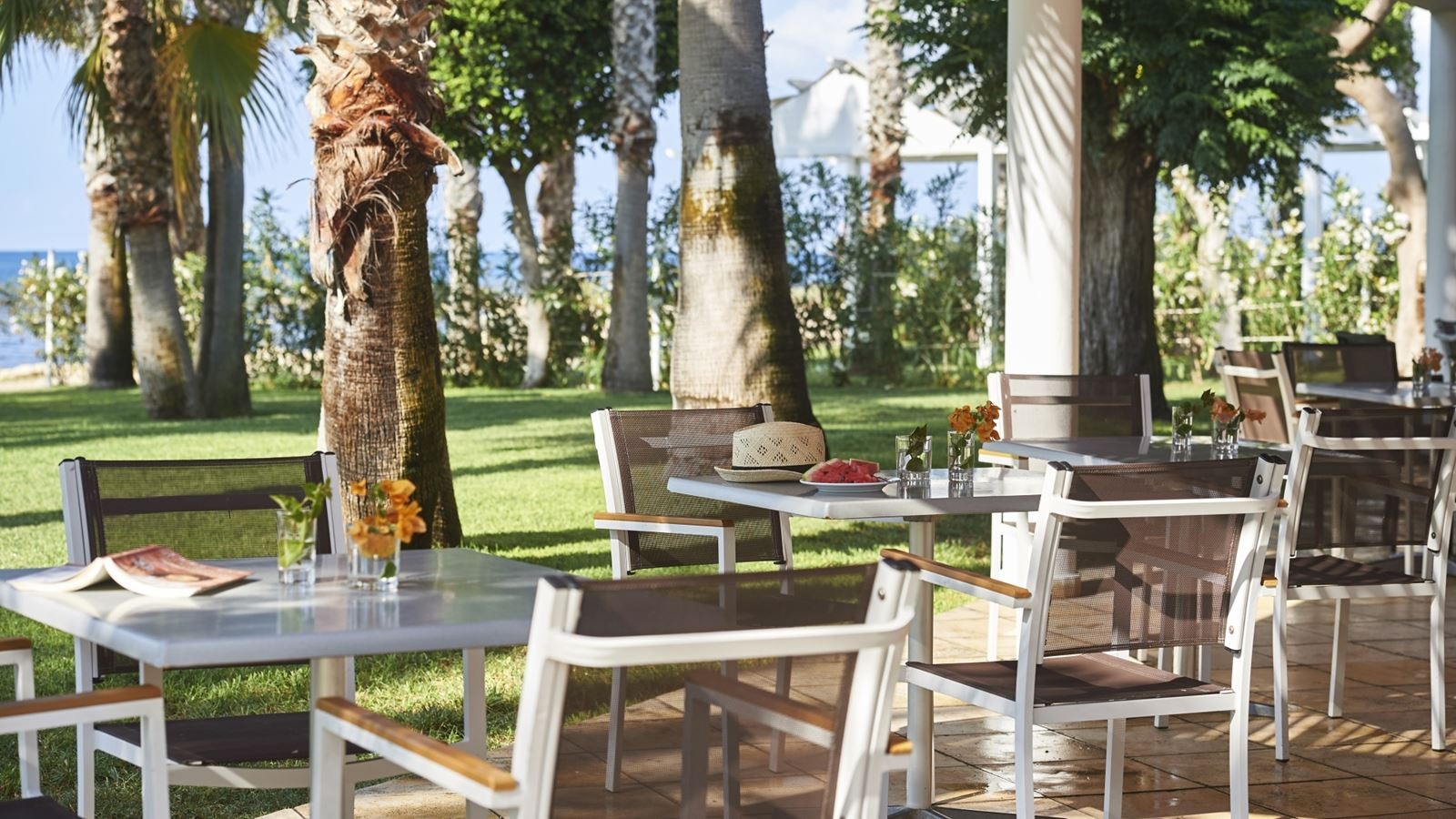 restaurants-helios-pool-rest