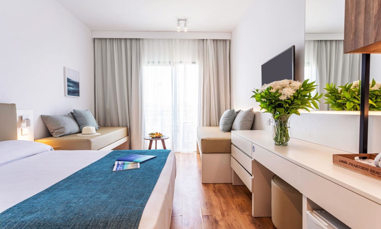 rooms-standard-familyroom-balcony