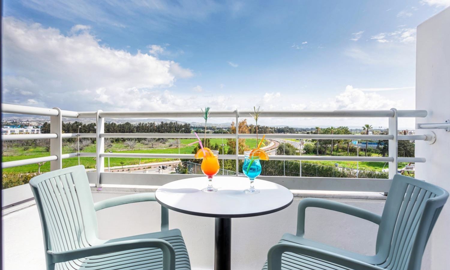 rooms-standard-familyroom-balcony