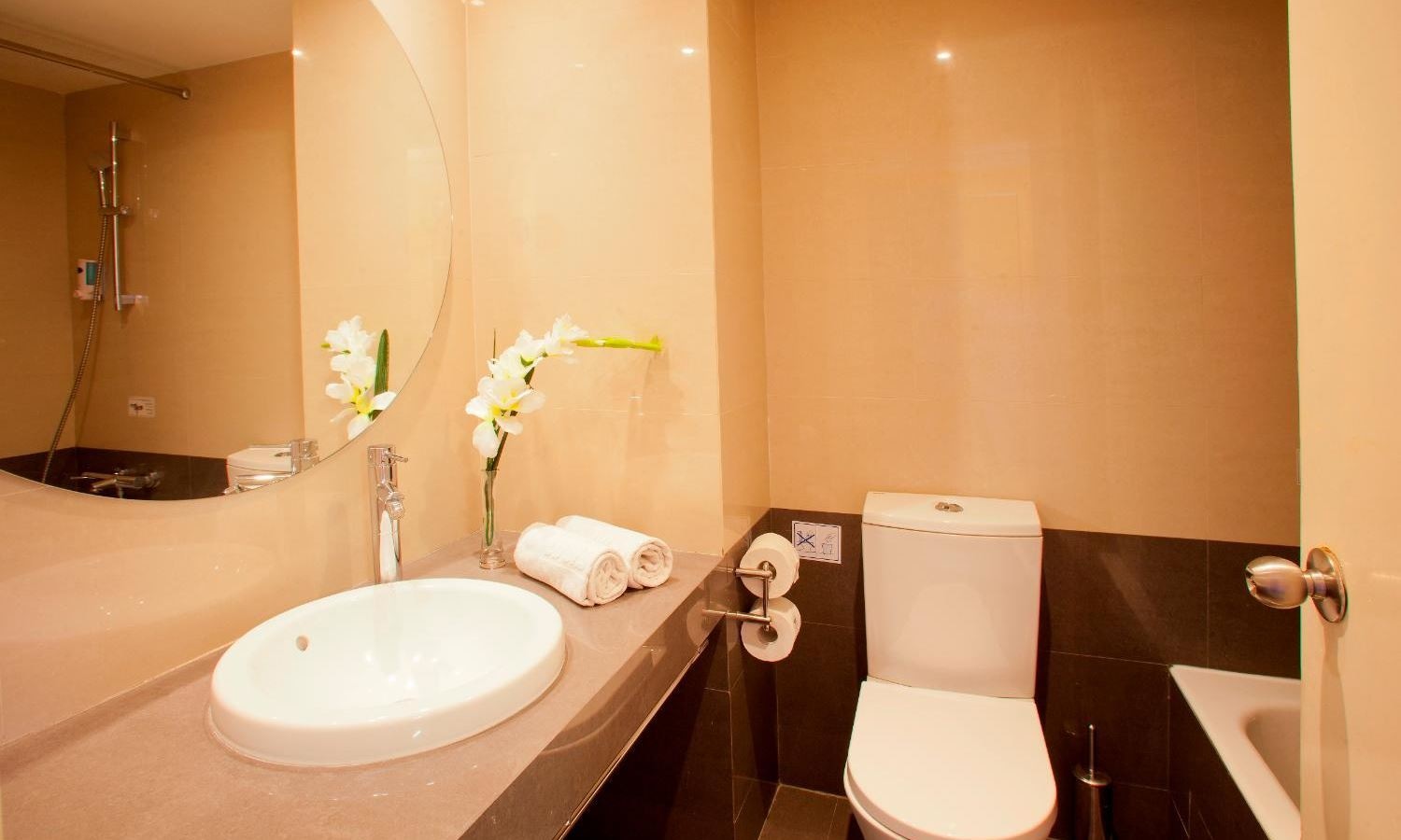 rooms-standard-familyroom-balcony