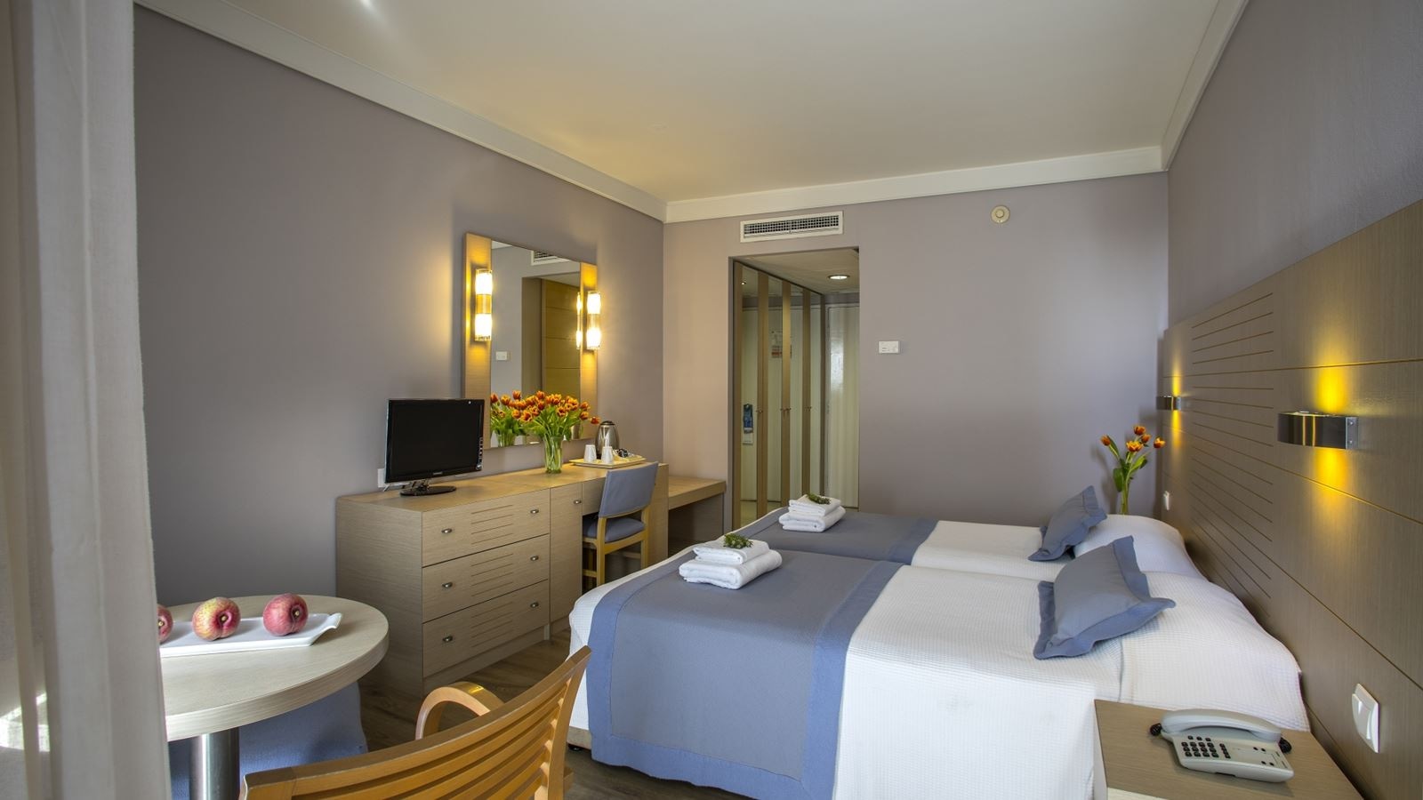 rooms-standard-room-lateralseaview