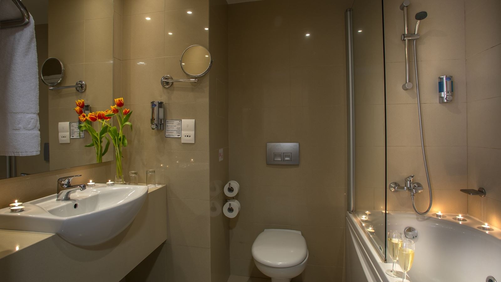 rooms-standard-familyroom-lateralseaview