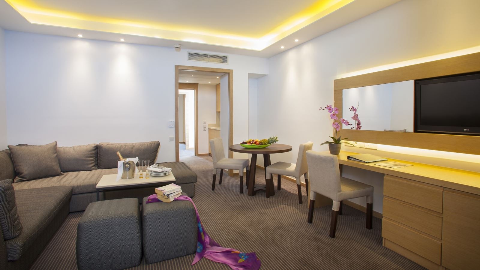 rooms-deluxe-suite-seaview-balcony