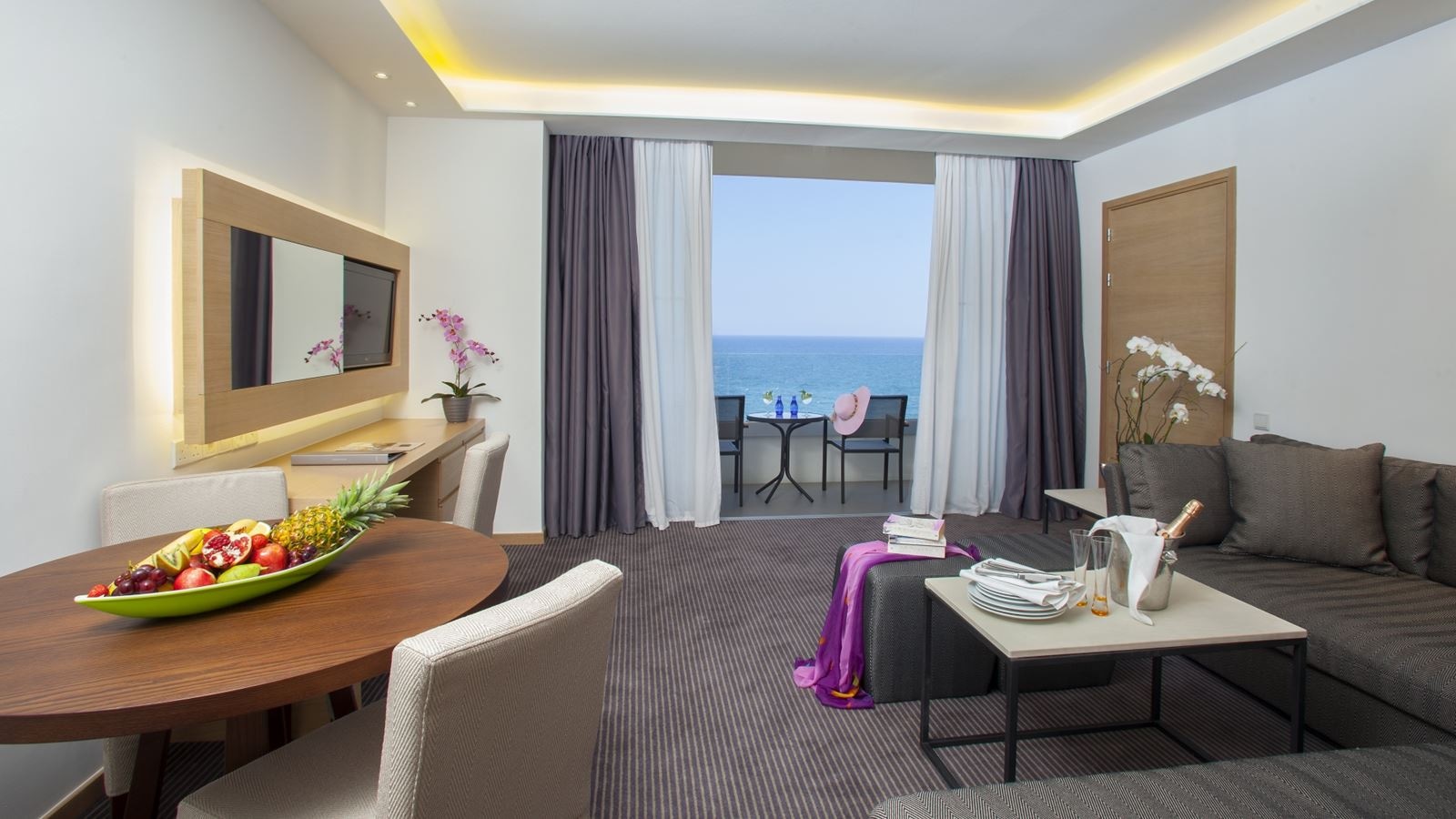 rooms-deluxe-suite-seaview-balcony