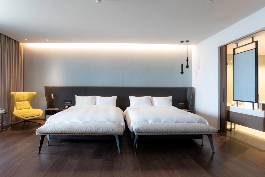 rooms-superior-familyroom-seaview-balcony-or-terrace