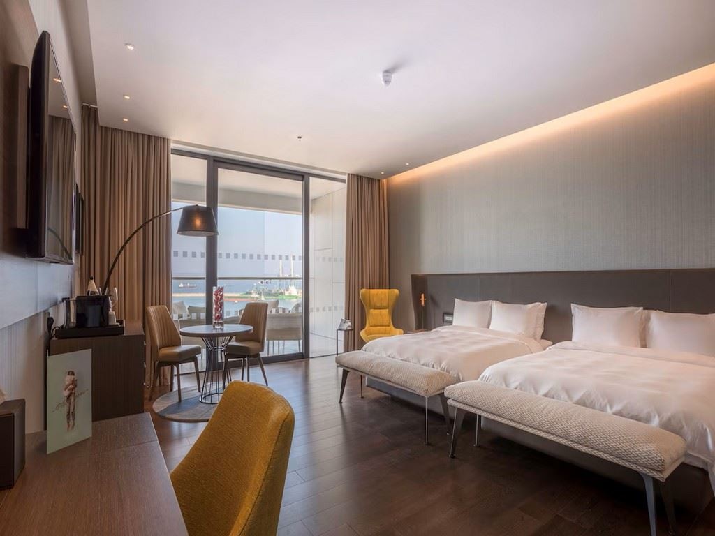 rooms-superior-familyroom-seaview-balcony-or-terrace