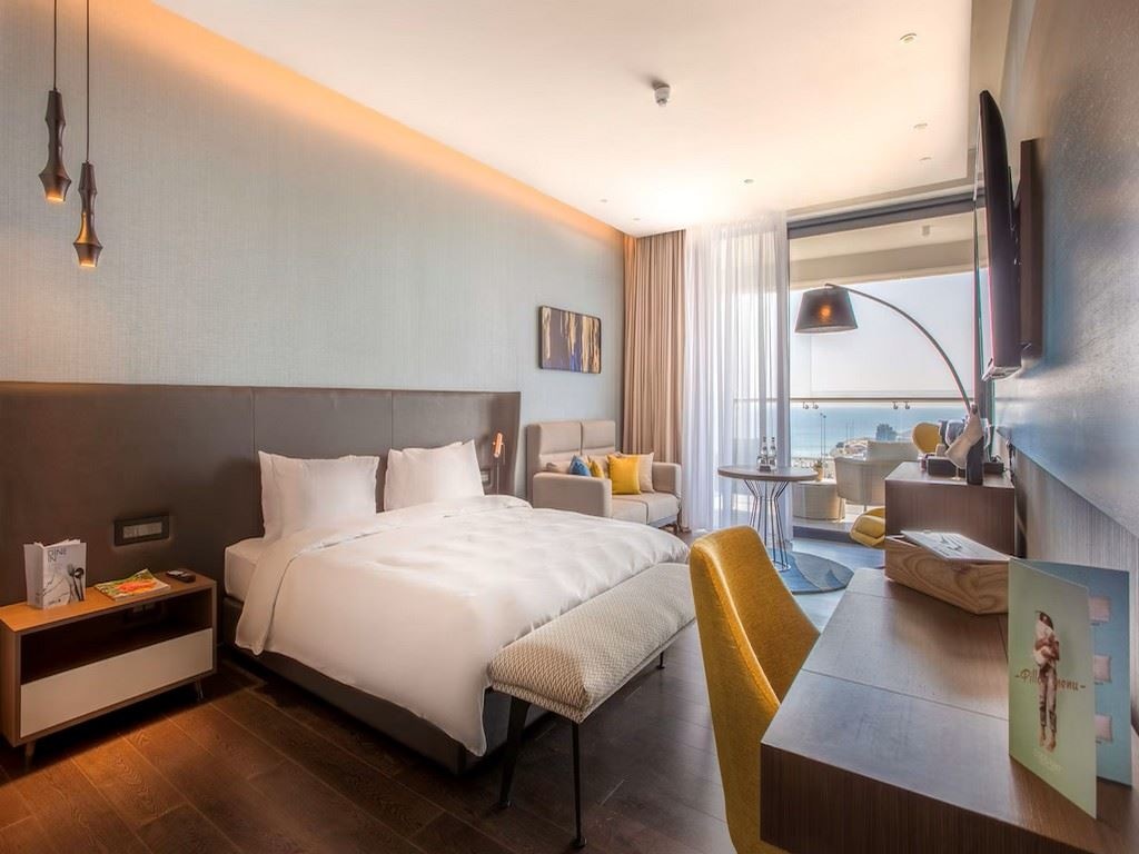rooms-superior-familyroom-seaview-balcony-or-terrace