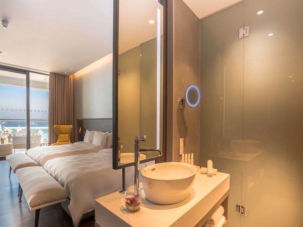 rooms-superior-familyroom-seaview-balcony-or-terrace