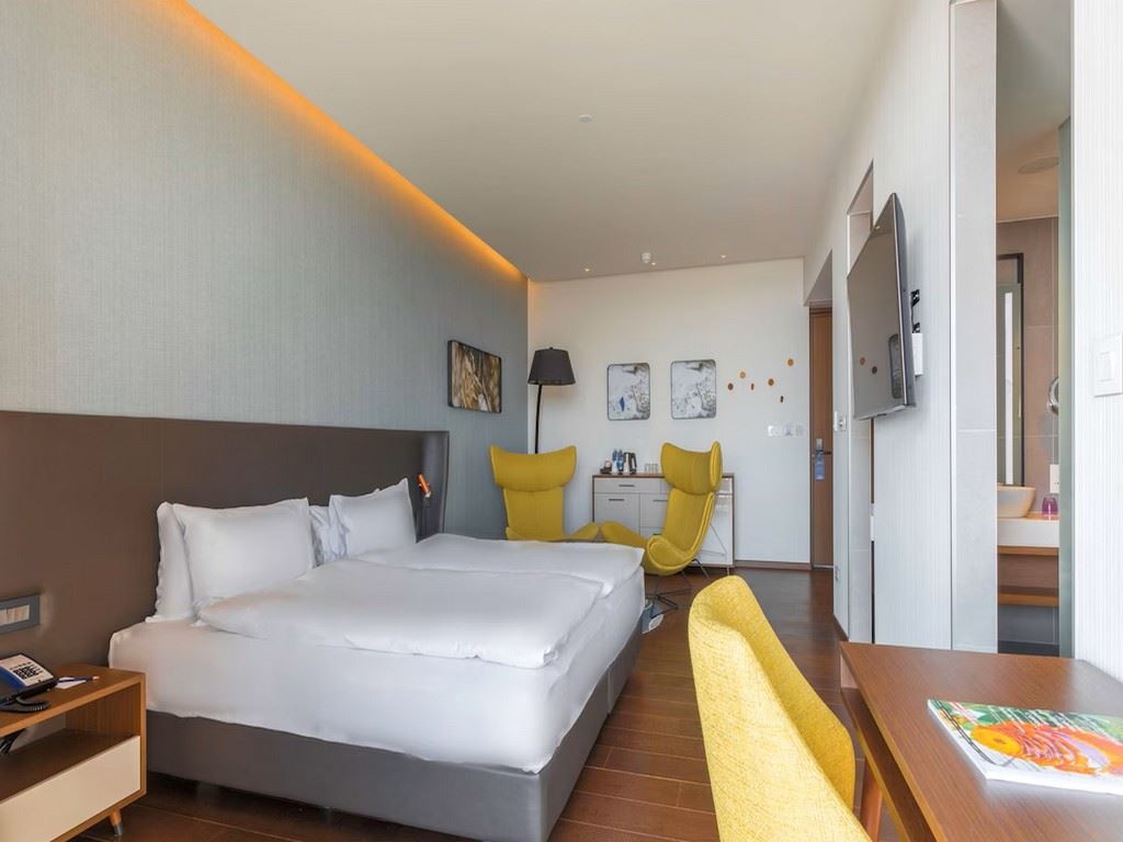 rooms-singleuse-superior-room-cityview-balcony