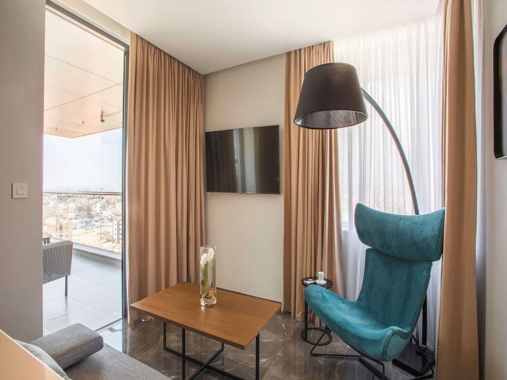 rooms-singleuse-superior-room-cityview-balcony