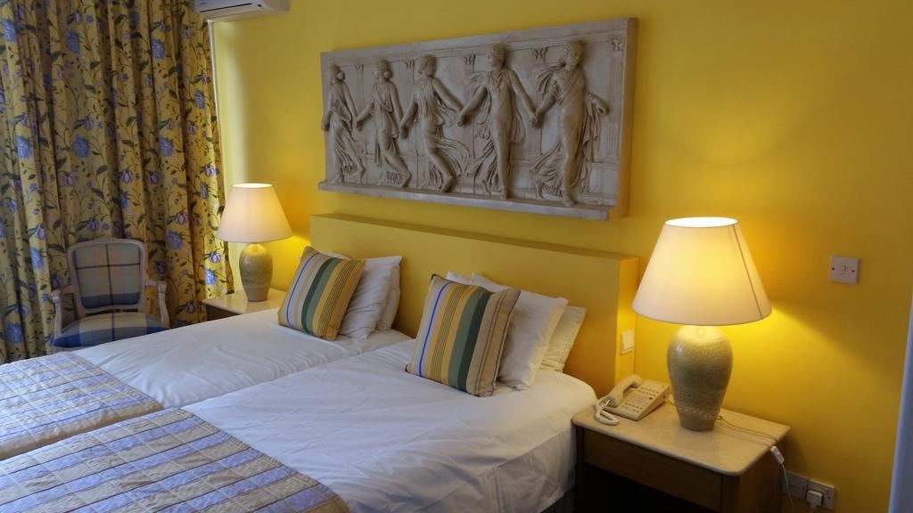 rooms-standard-room-lateral-sea-view