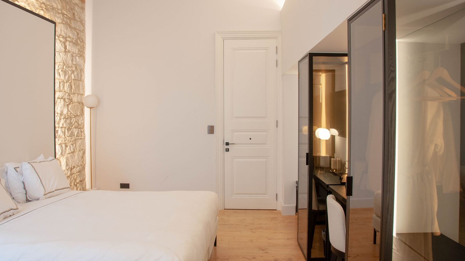 rooms-deluxe-room-balcony