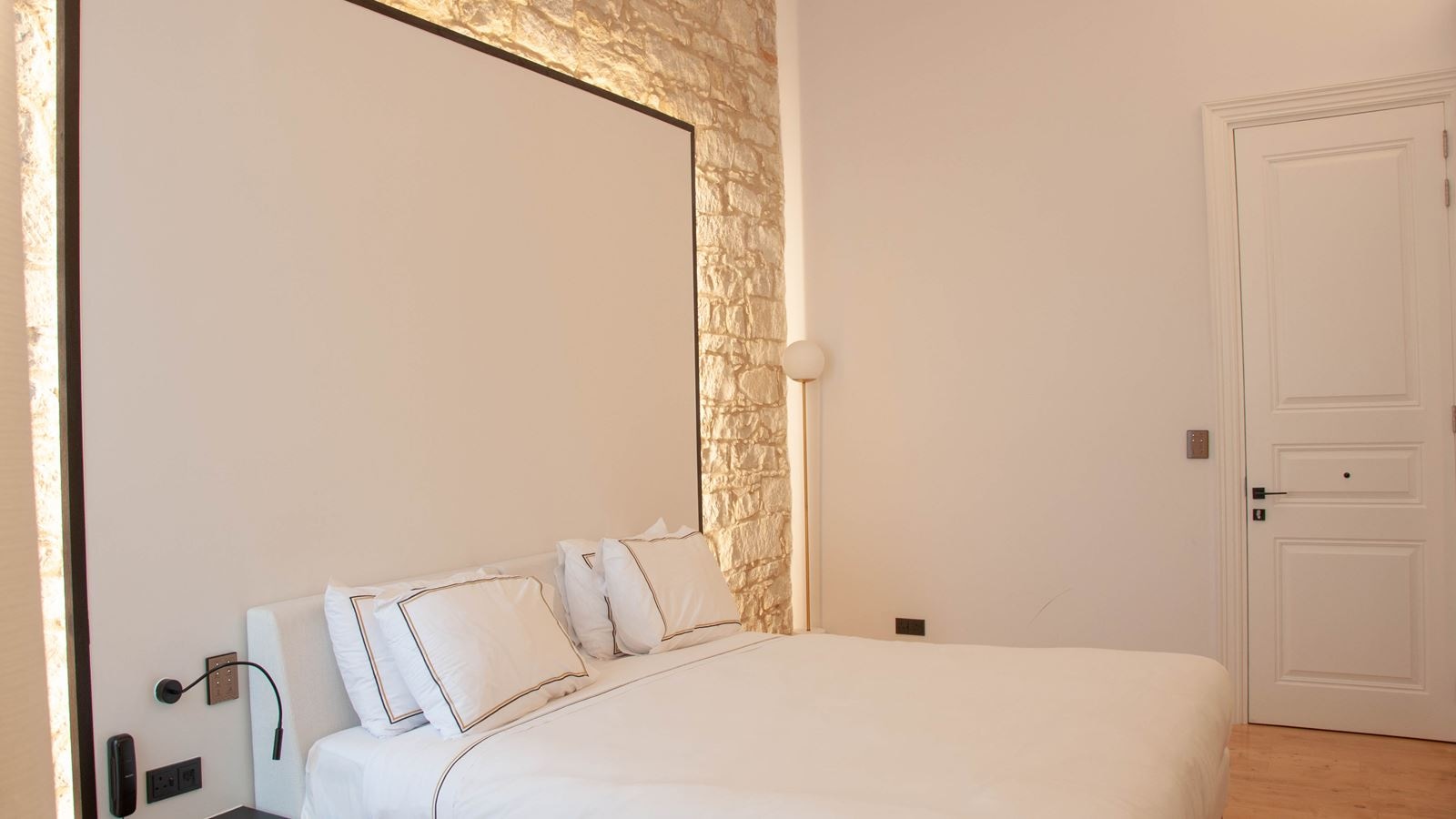 rooms-deluxe-room-balcony