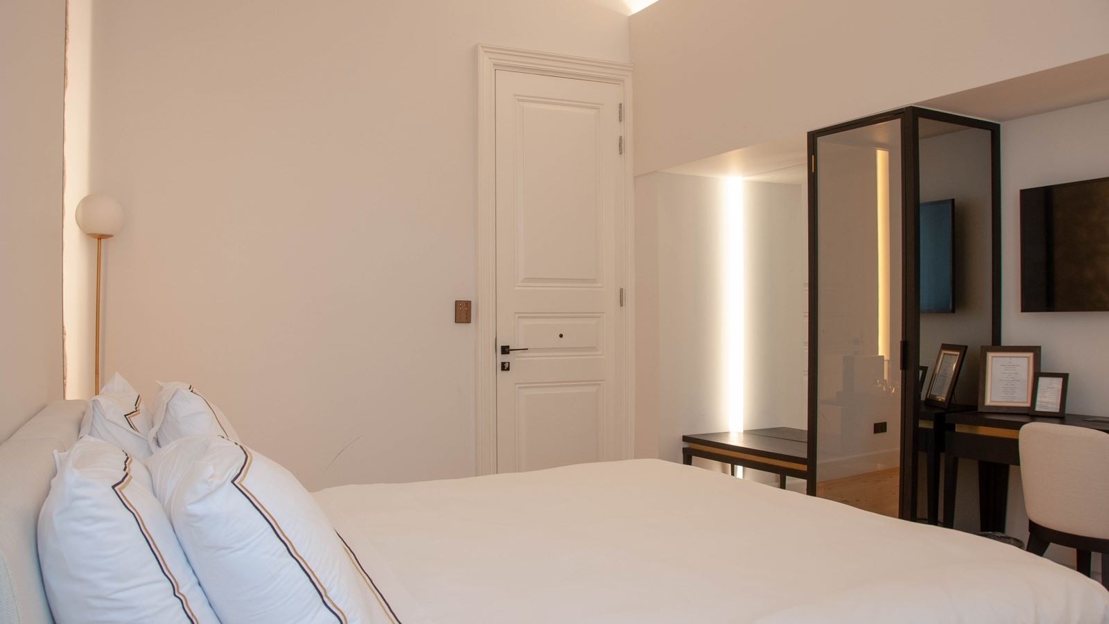 rooms-deluxe-room-balcony