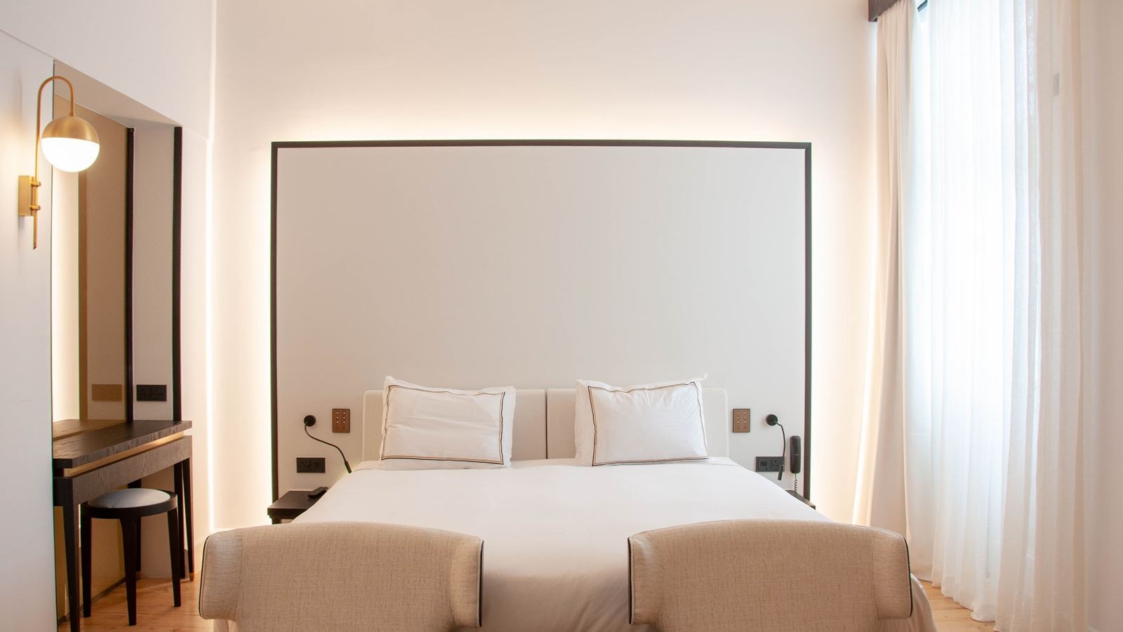 rooms-deluxe-room-balcony