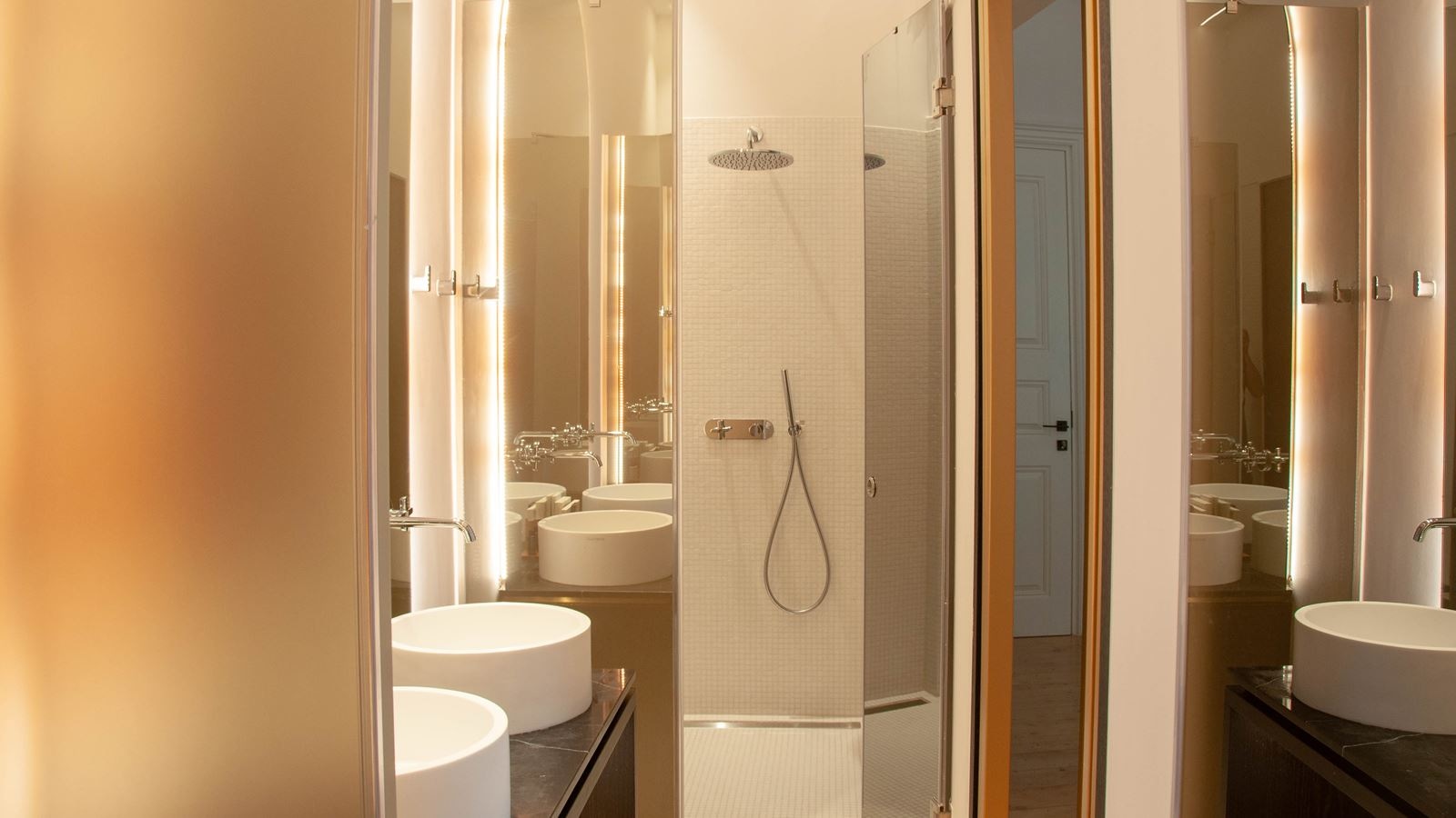 rooms-deluxe-room-balcony