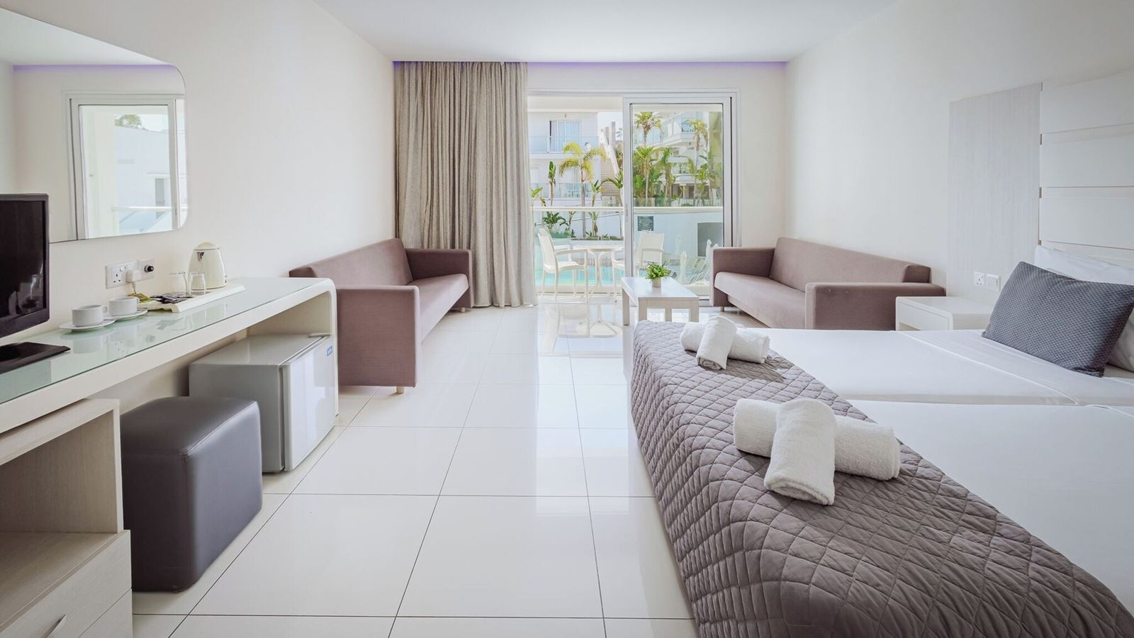 rooms-twin-pool-view