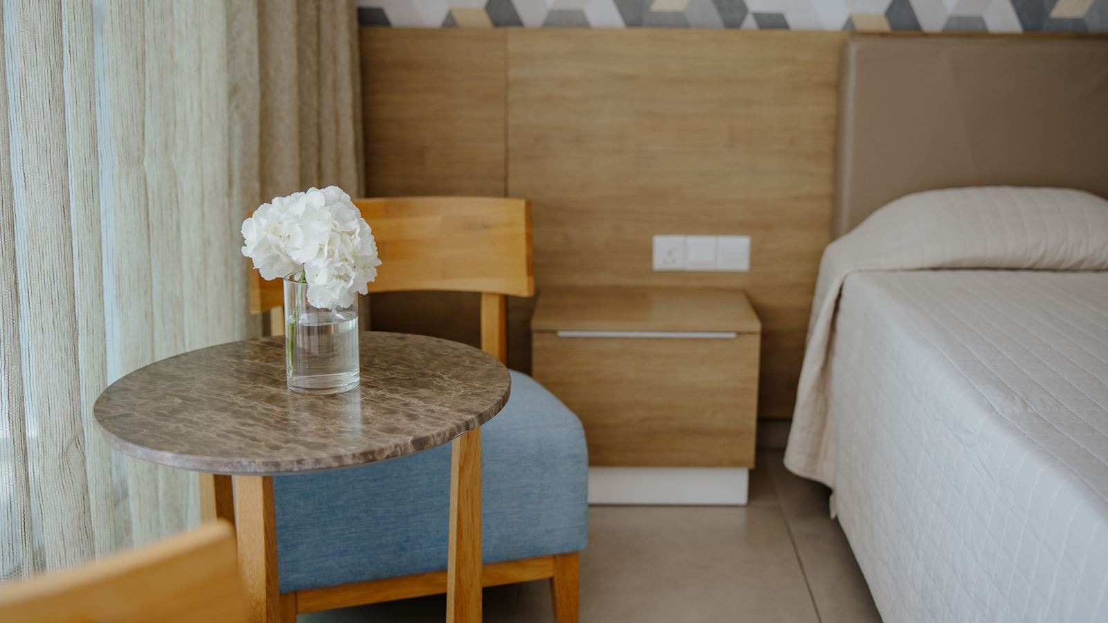 rooms-deluxe-room-pool-view