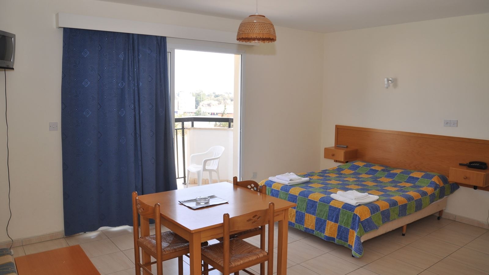 rooms-standard-studio-pool-view-balcony