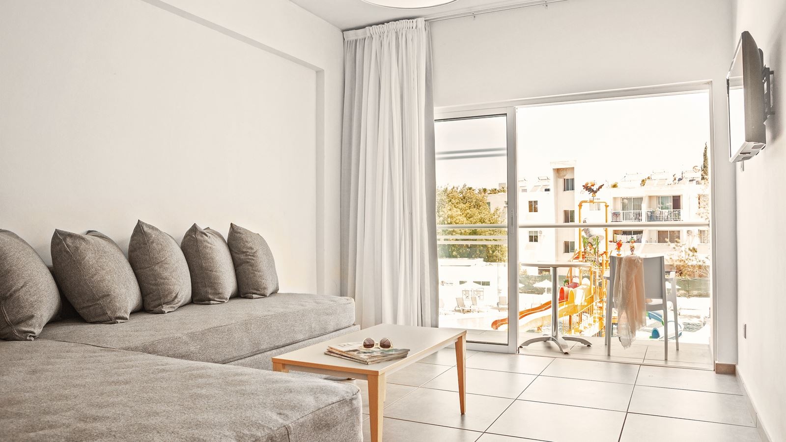 rooms-deluxe-family-room-balcony-or-terrace