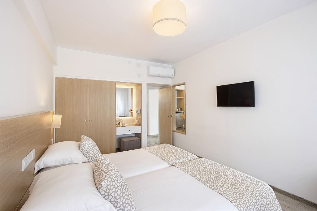 rooms-deluxe-family-room-balcony-or-terrace