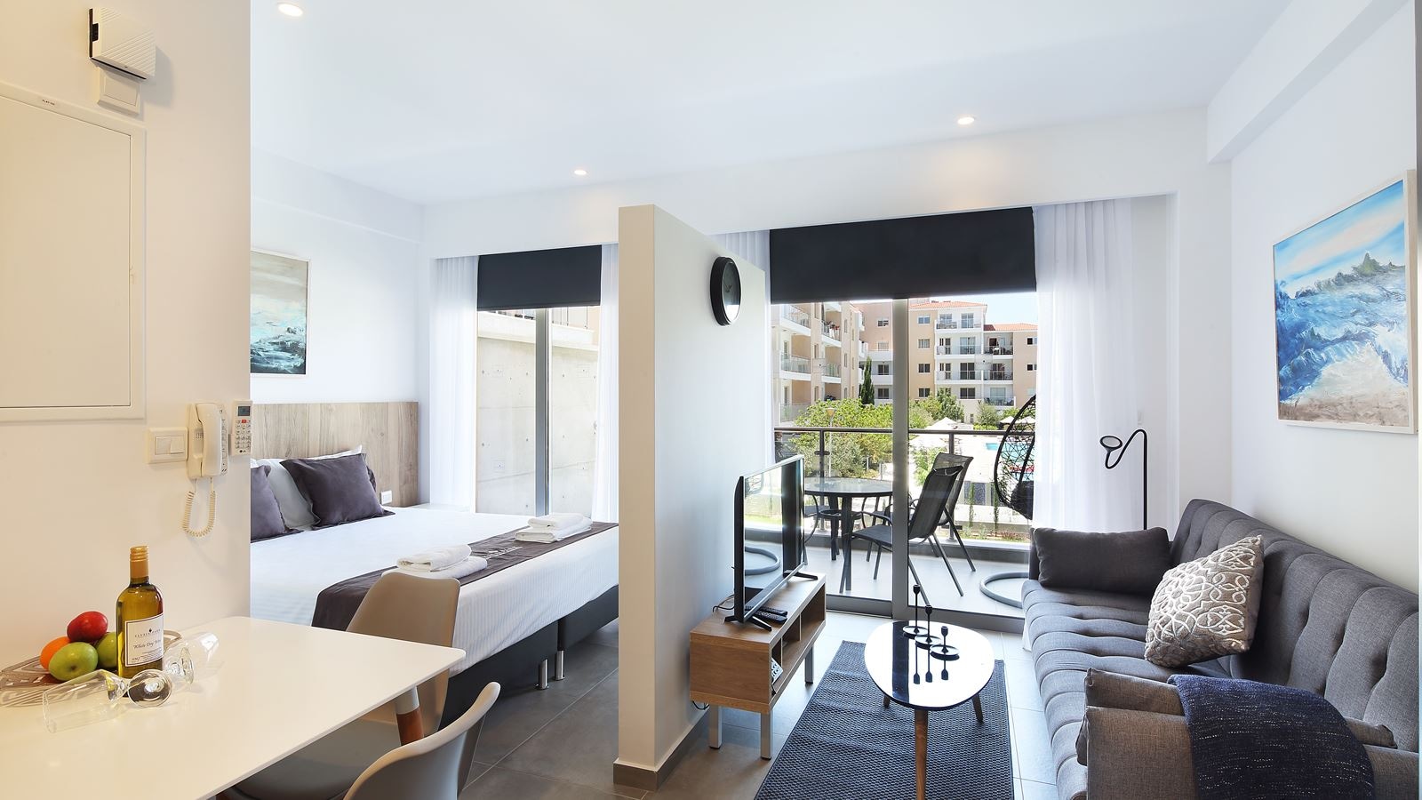 rooms-deluxe-studio-balcony