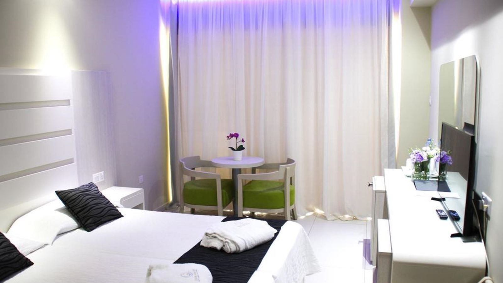 rooms-standard-room-lateralseaview-balcony