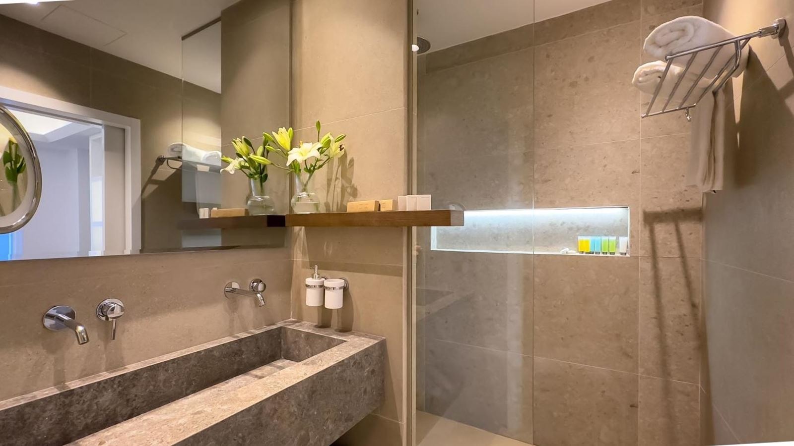 rooms-suite-poolsea-view-balcony