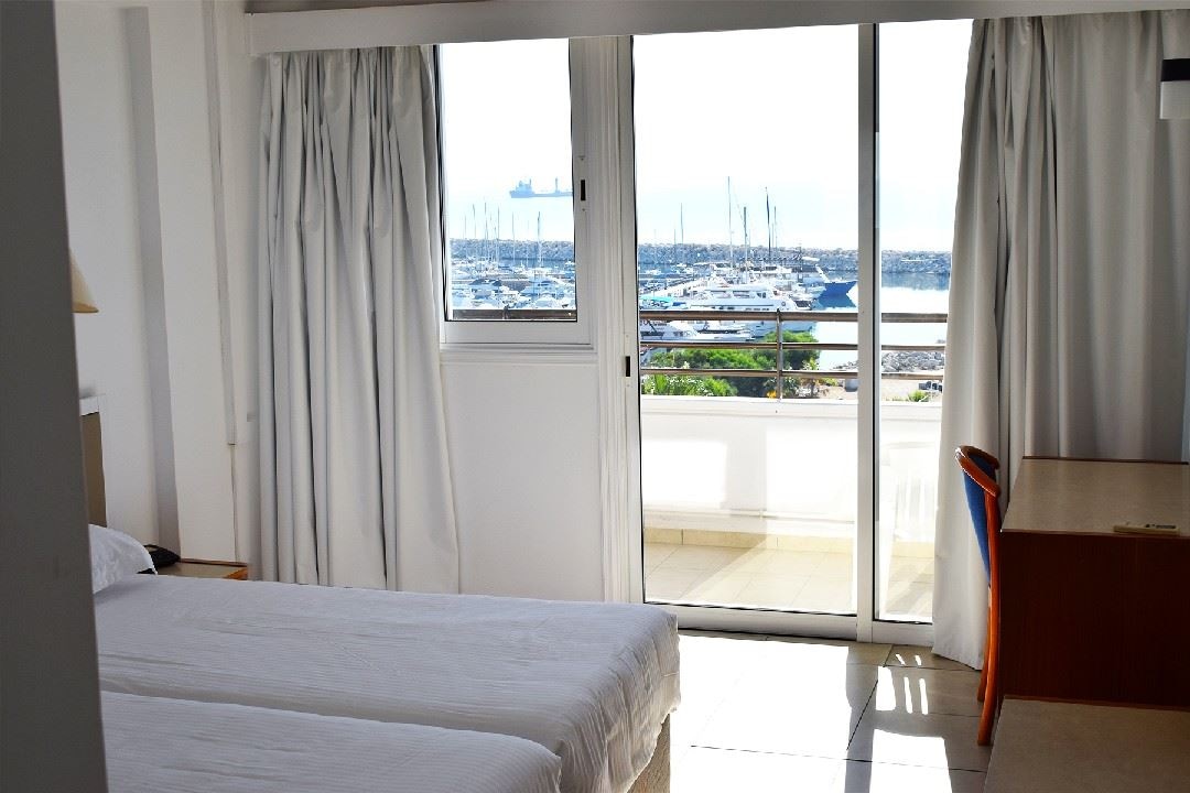 rooms-2-bedroom-apartment-seaview