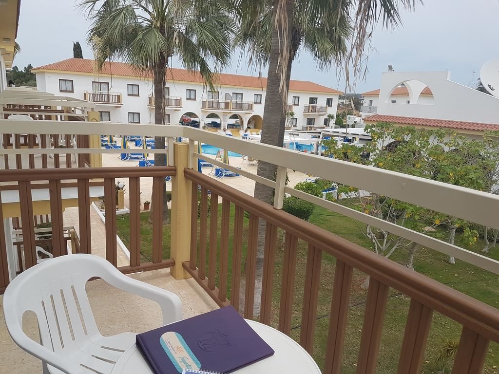 rooms-superior-studio-poolview