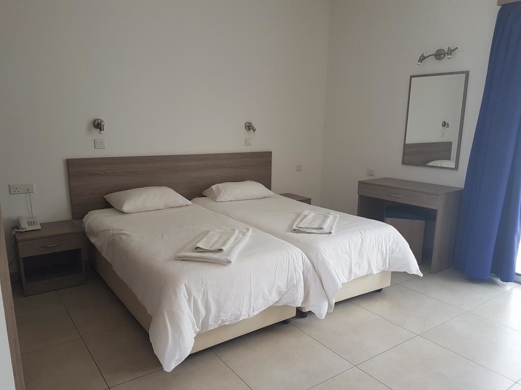 rooms-superior-studio-poolview