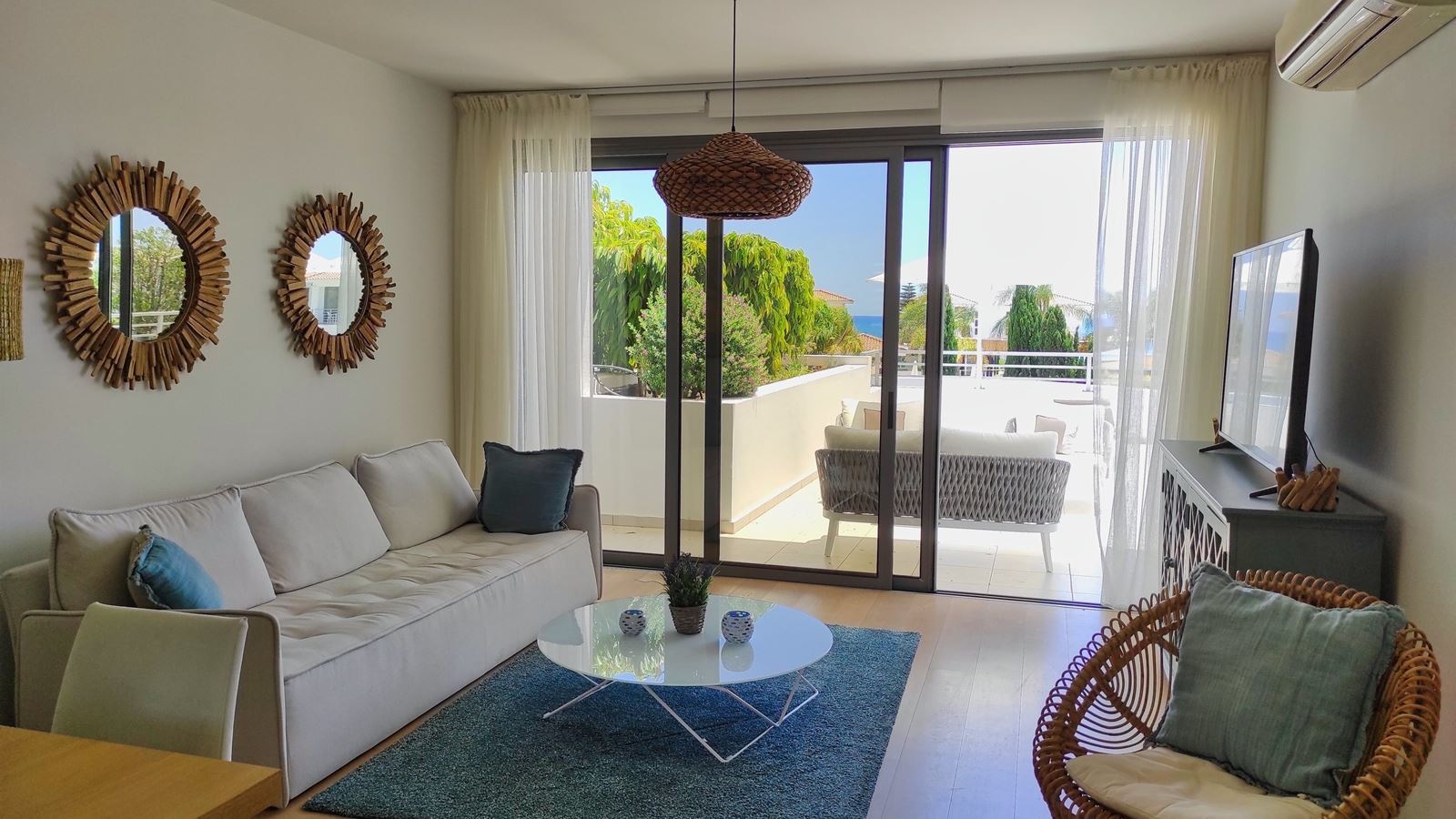 rooms-3-bedroom-apartment-gardenpool-view-terrace