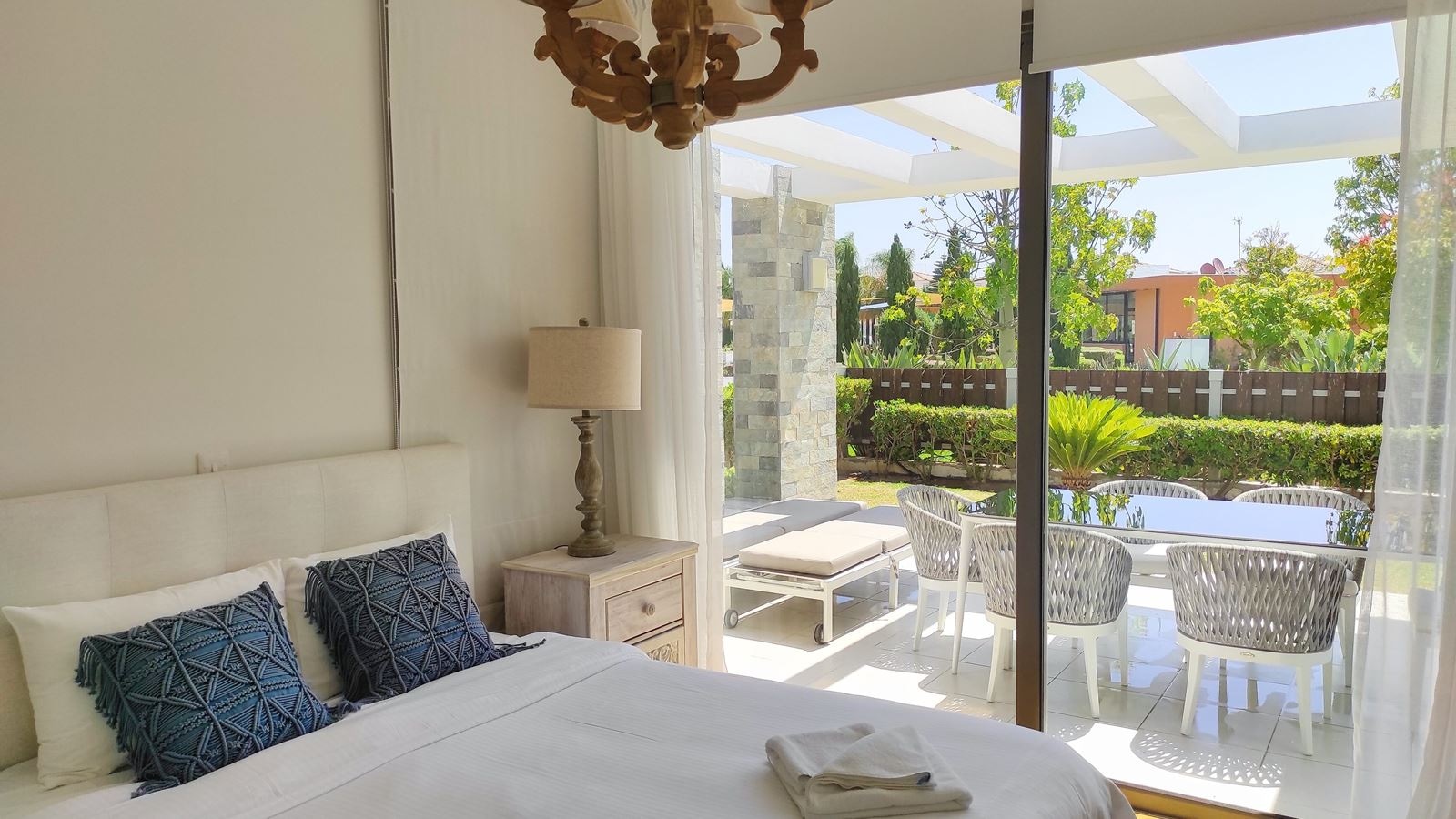 rooms-3-bedroom-apartment-poolview-balcony