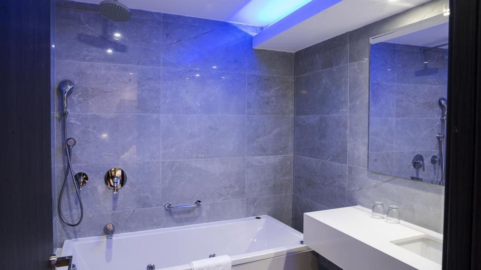 rooms-triple-room-balcony