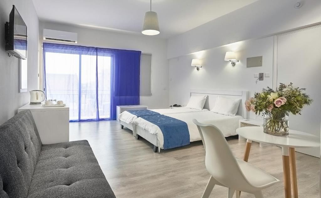 rooms-standard-suite-cityview-balcony