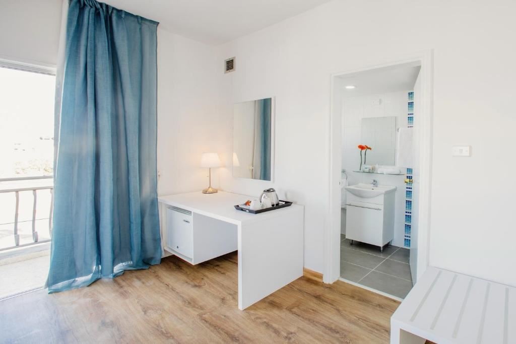 rooms-standard-suite-cityview-balcony