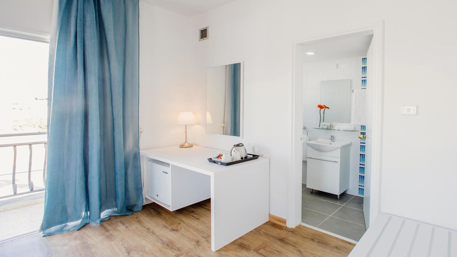 rooms-standard-suite-cityview-balcony