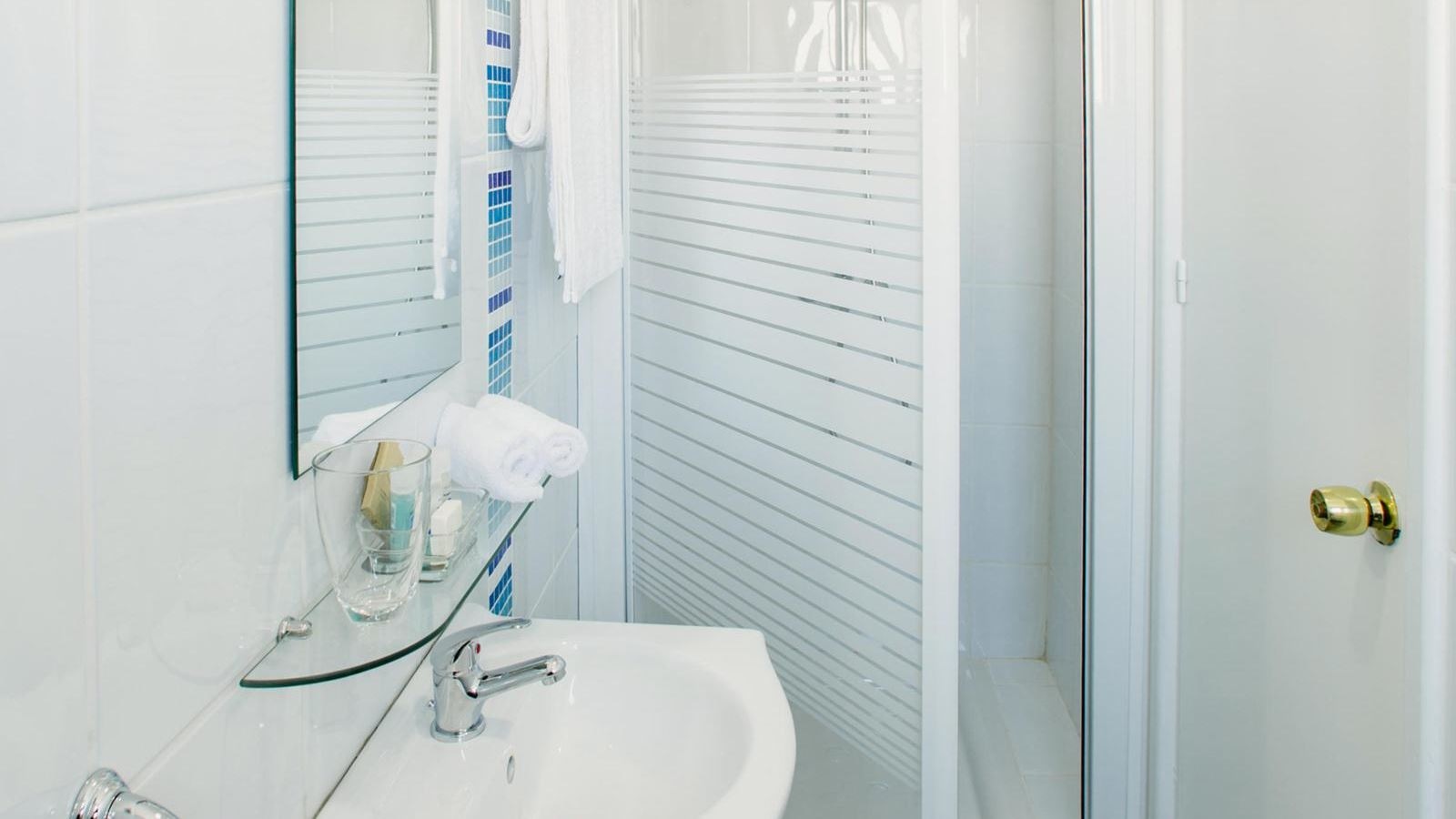 rooms-standard-suite-cityview-balcony