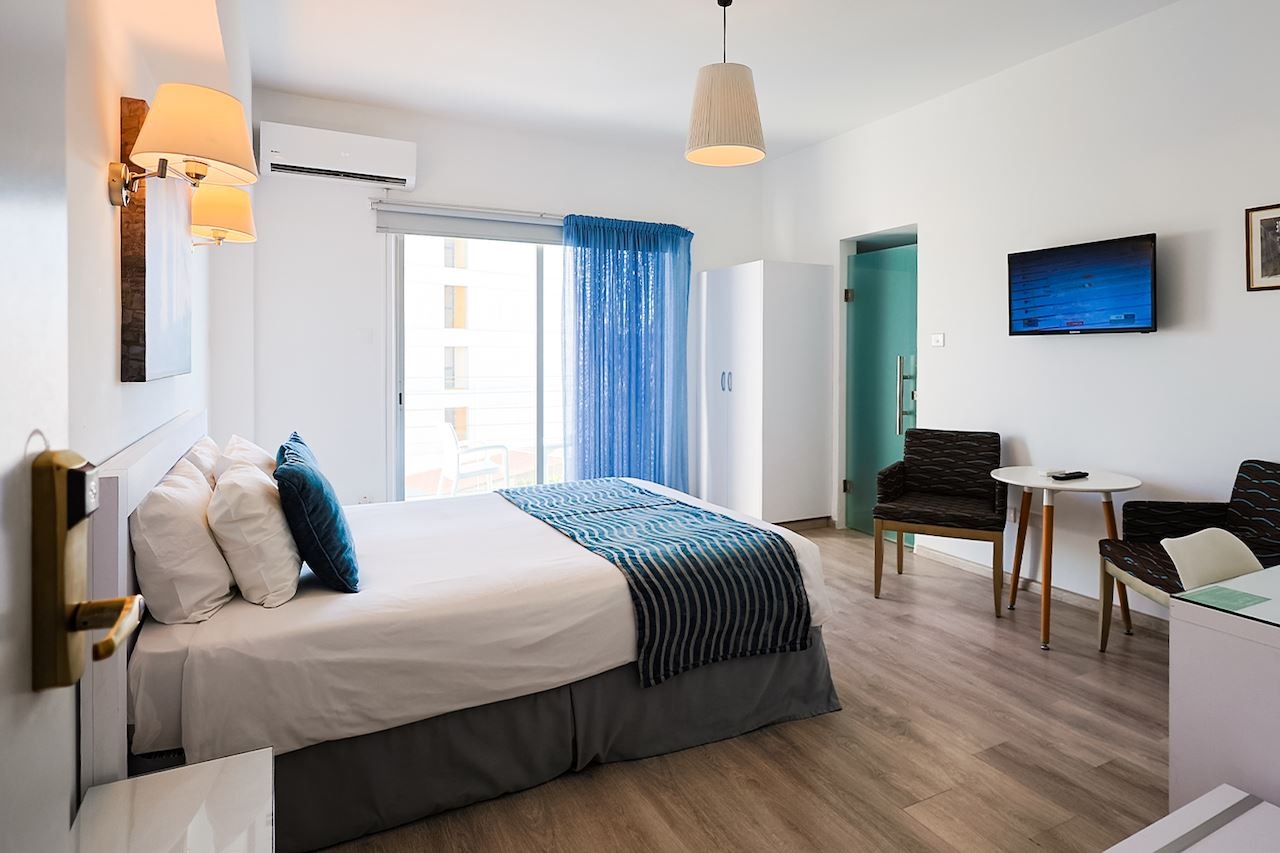 rooms-singleuse-standard-room-cityview-balcony