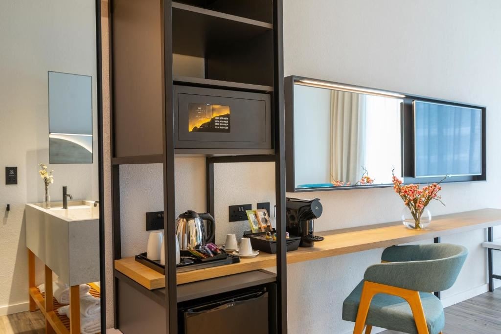 rooms-singleuse-standard-room-lateralseaview-balcony