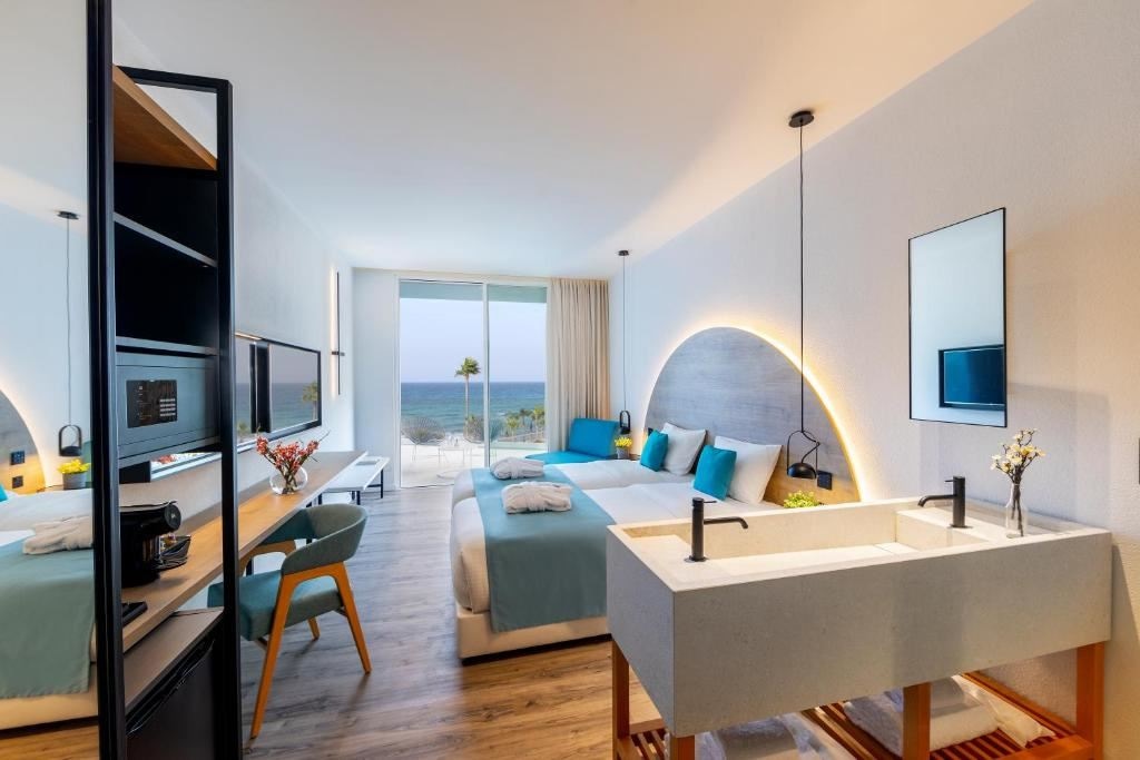 rooms-standard-juniorsuite-seafront-balcony