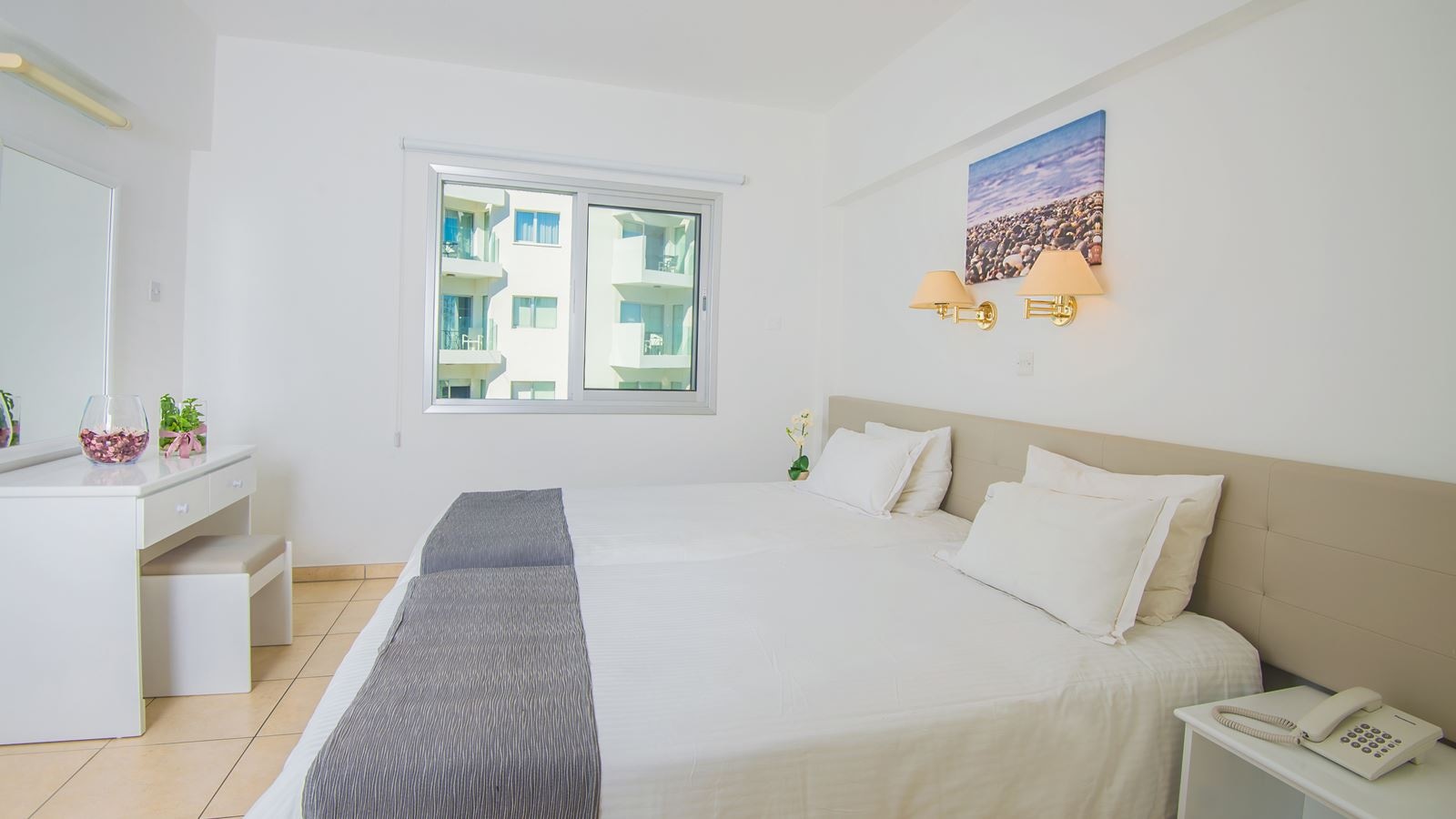 rooms-1-bedroom-apartment-balcony