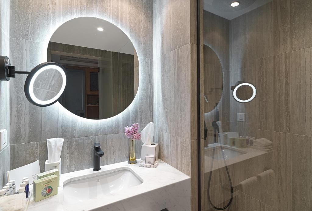 rooms-deluxe-family-room